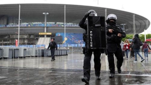 Cảnh sát Pháp yêu cầu đóng cửa fanzone ảnh 1